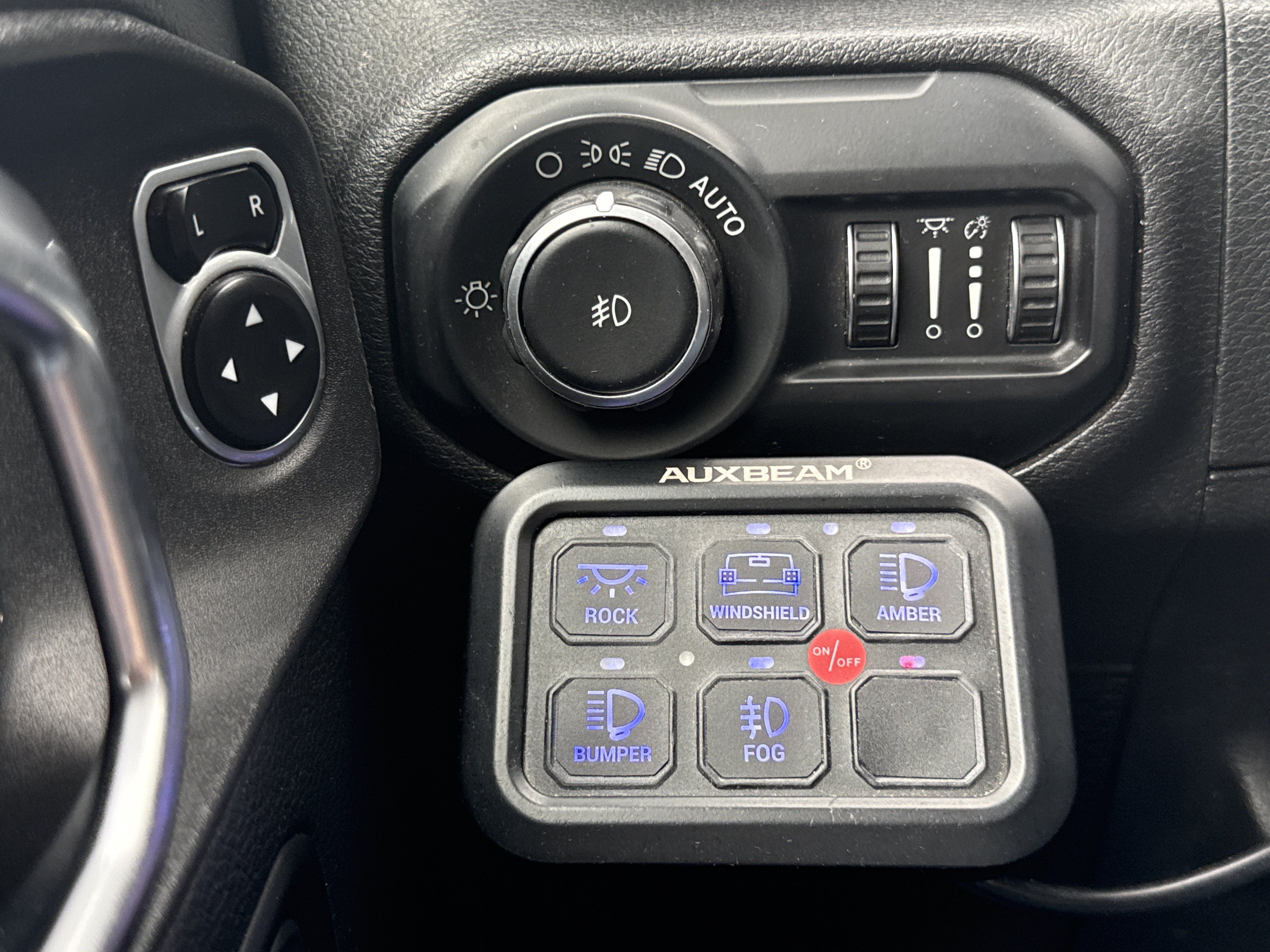 Used 2018 Jeep Wrangler Unlimited Sahara AWD/4WD image 26