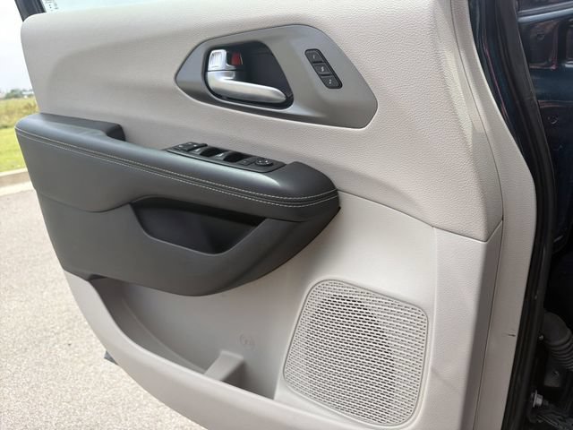 Used 2023 Chrysler Pacifica Touring-L FWD image 42