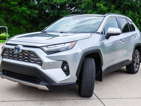 Used 2022 Toyota RAV4 Limited AWD/4WD image 3