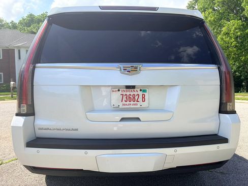 Used 2017 Cadillac Escalade Premium Luxury AWD/4WD image 4
