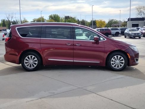 Used 2018 Chrysler Pacifica Touring-L Plus FWD image 17