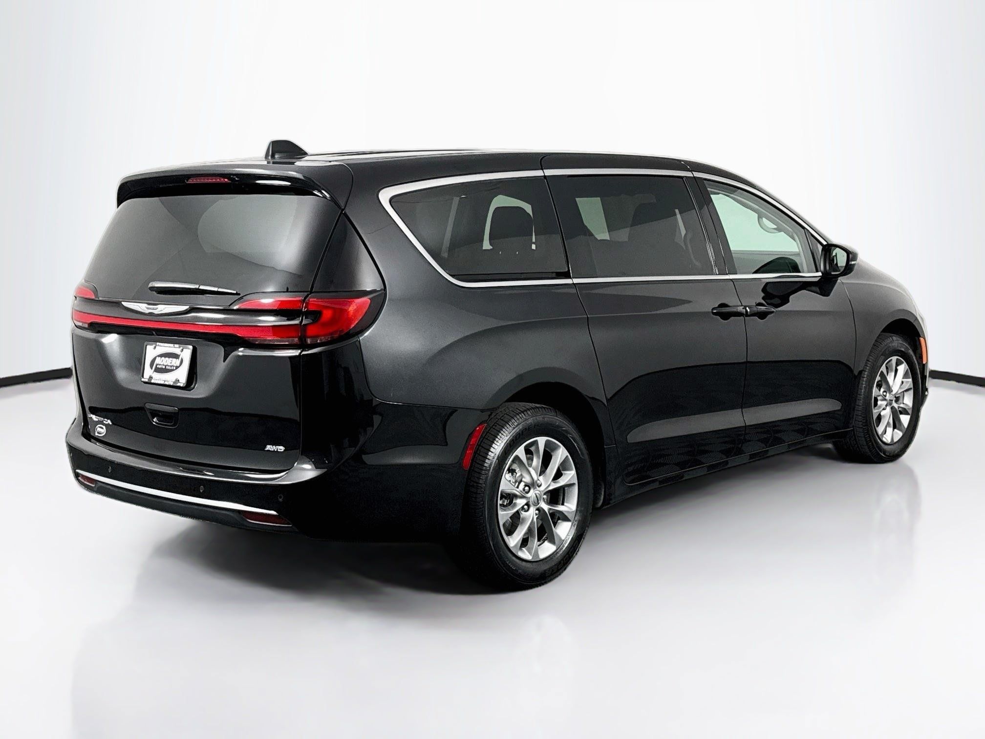 Used 2023 Chrysler Pacifica Touring-L AWD/4WD image 15