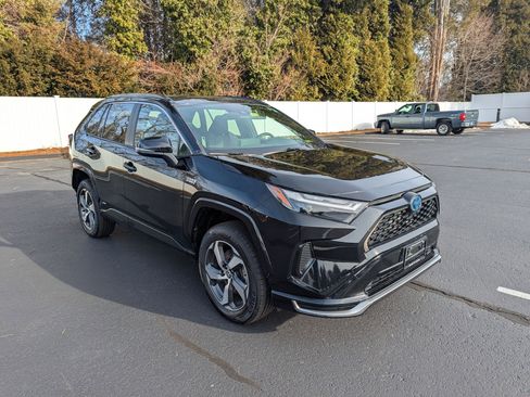 Used 2023 Toyota RAV4 SE image 3