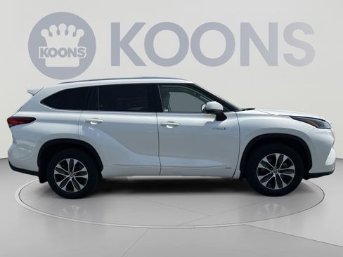 Used 2021 Toyota Highlander XLE AWD/4WD image 8