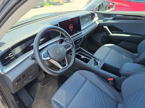 Used 2025 Volkswagen Tiguan SE FWD image 17