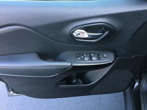 Used 2023 Jeep Cherokee Altitude Lux image 13