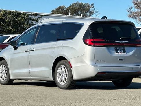 Used 2024 Chrysler Pacifica Touring-L image 6