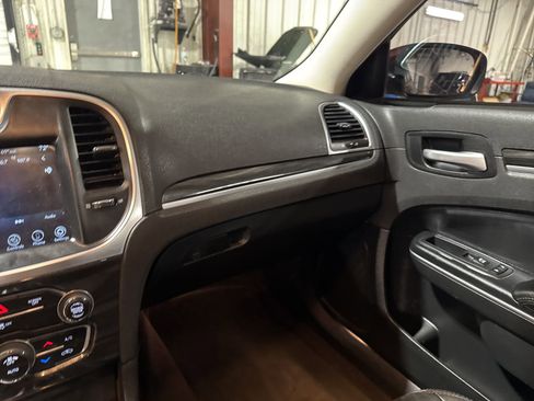 Used 2017 Chrysler 300 Limited image 17