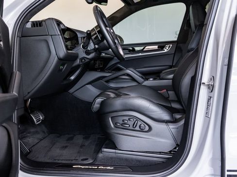 Certified 2025 Porsche Cayenne Turbo AWD/4WD image 5
