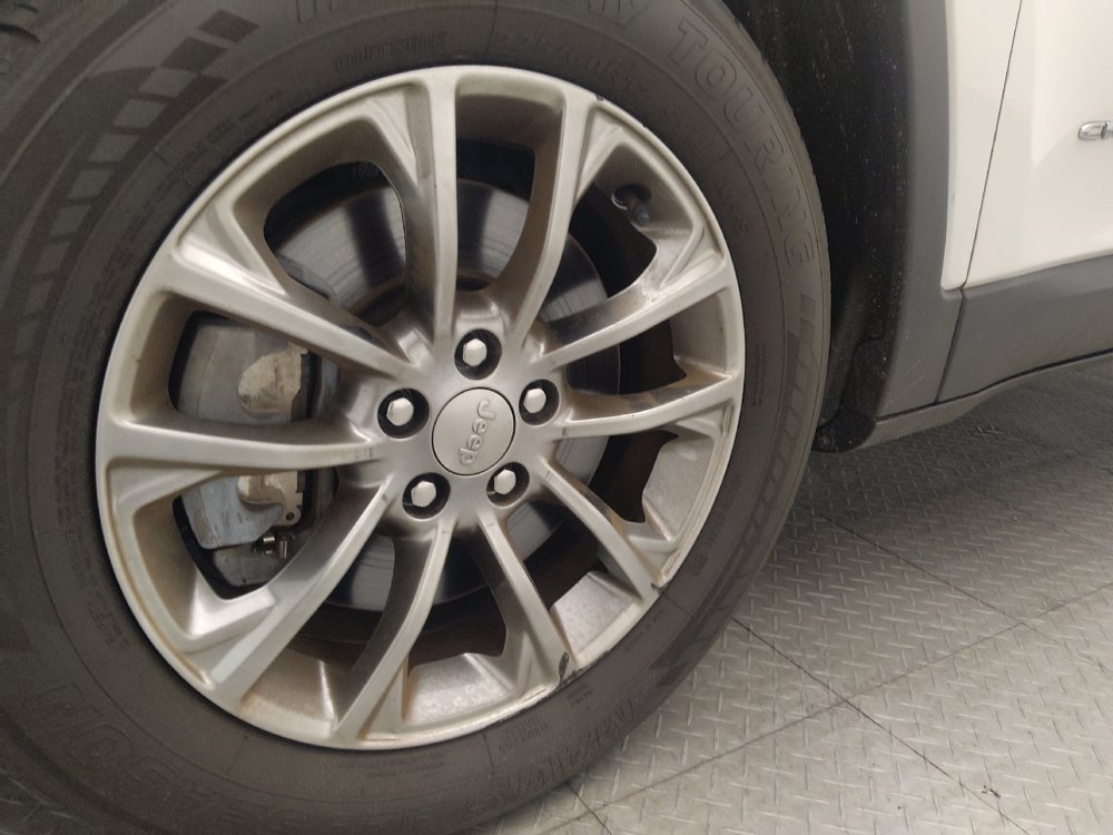 Used 2019 Jeep Cherokee Latitude Plus w/ Comfort/Convenience Group FWD image 31