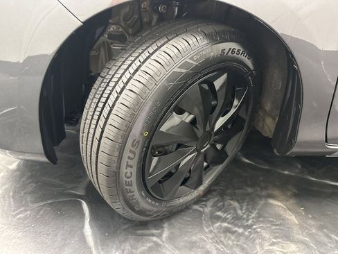 Used 2017 Toyota Yaris L image 27