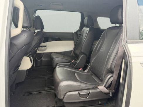 Used 2023 Kia Carnival EX FWD image 11