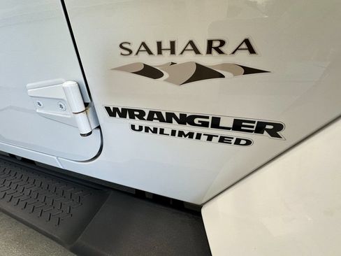 Used 2017 Jeep Wrangler Unlimited Sahara w/ Connectivity Group AWD/4WD image 10