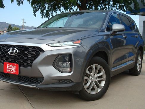 Used 2019 Hyundai Santa Fe SE image 1