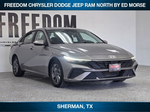 Used 2024 Hyundai Elantra SEL image 2