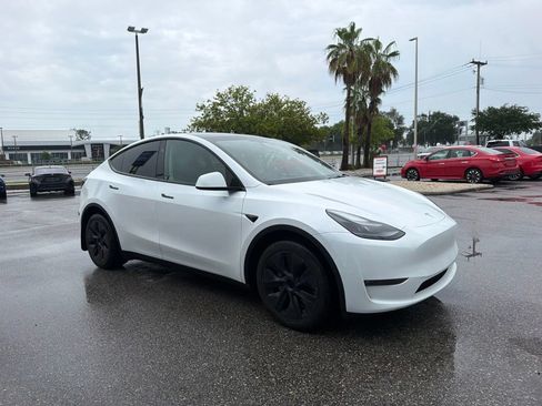 Used 2024 Tesla Model Y Long Range AWD/4WD image 3
