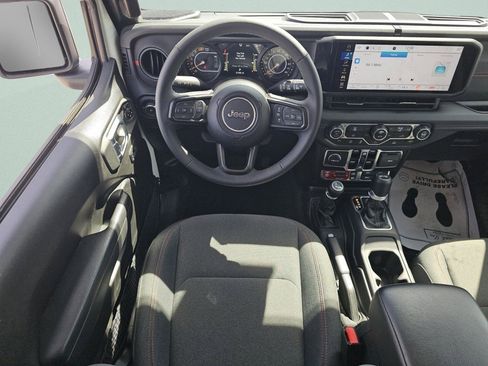 Used 2025 Jeep Wrangler Unlimited Rubicon AWD/4WD image 4