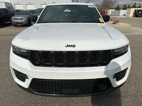 Used 2024 Jeep Grand Cherokee Altitude image 3
