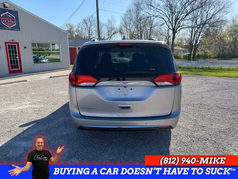 Used 2018 Chrysler Pacifica Touring-L w/ Tire & Wheel Group image 4