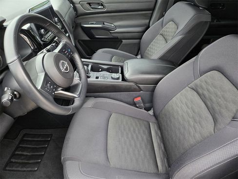 Used 2024 Nissan Pathfinder SV w/ SV Premium Package image 18