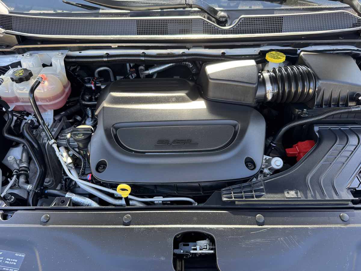 Used 2023 Chrysler Pacifica Touring-L FWD image 8
