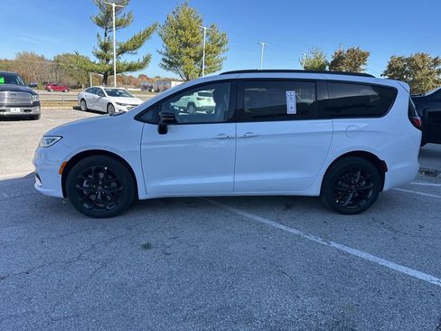 New 2026 Chrysler Pacifica Select image 17