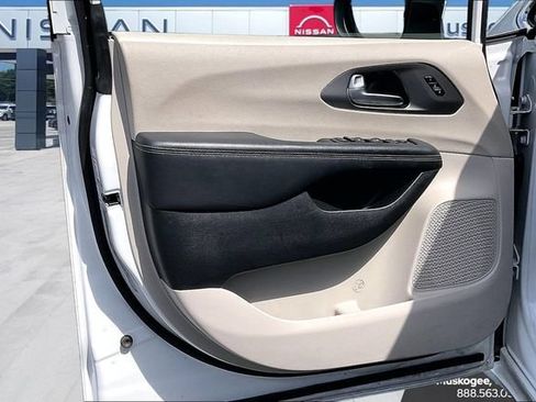 Used 2023 Chrysler Pacifica Touring-L FWD image 18