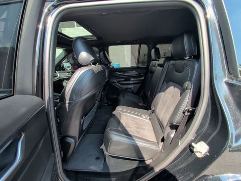 Used 2023 Jeep Grand Cherokee Altitude AWD/4WD image 12