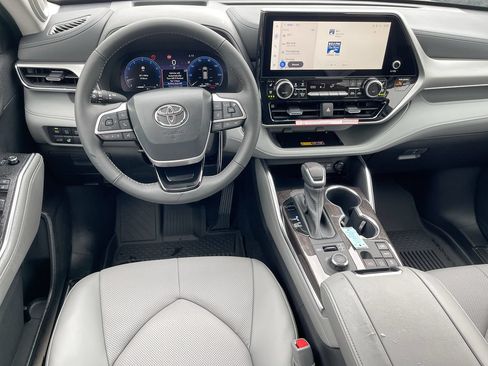 Used 2026 Toyota Highlander Platinum AWD/4WD image 10