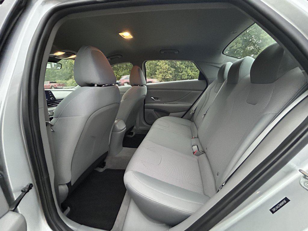 Used 2021 Hyundai Elantra SE FWD image 9