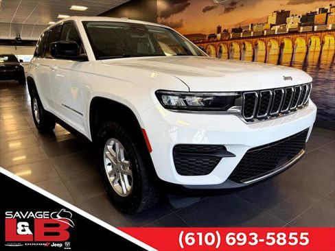 Certified 2022 Jeep Grand Cherokee Laredo w/ Luxury Tech Group I AWD/4WD image 1
