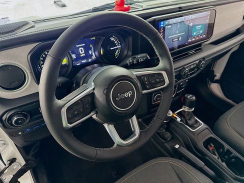 Used 2025 Jeep Wrangler Unlimited Sahara image 23