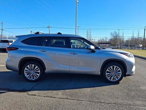 Certified 2025 Toyota Highlander Platinum image 28