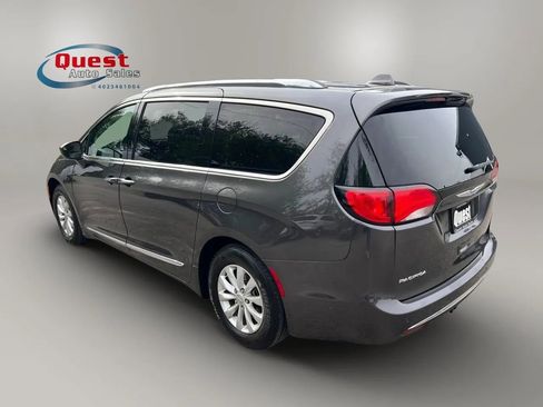 Used 2018 Chrysler Pacifica Touring-L FWD image 5