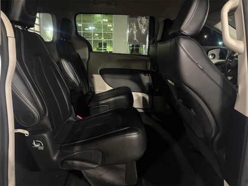Used 2024 Chrysler Pacifica Touring-L image 26