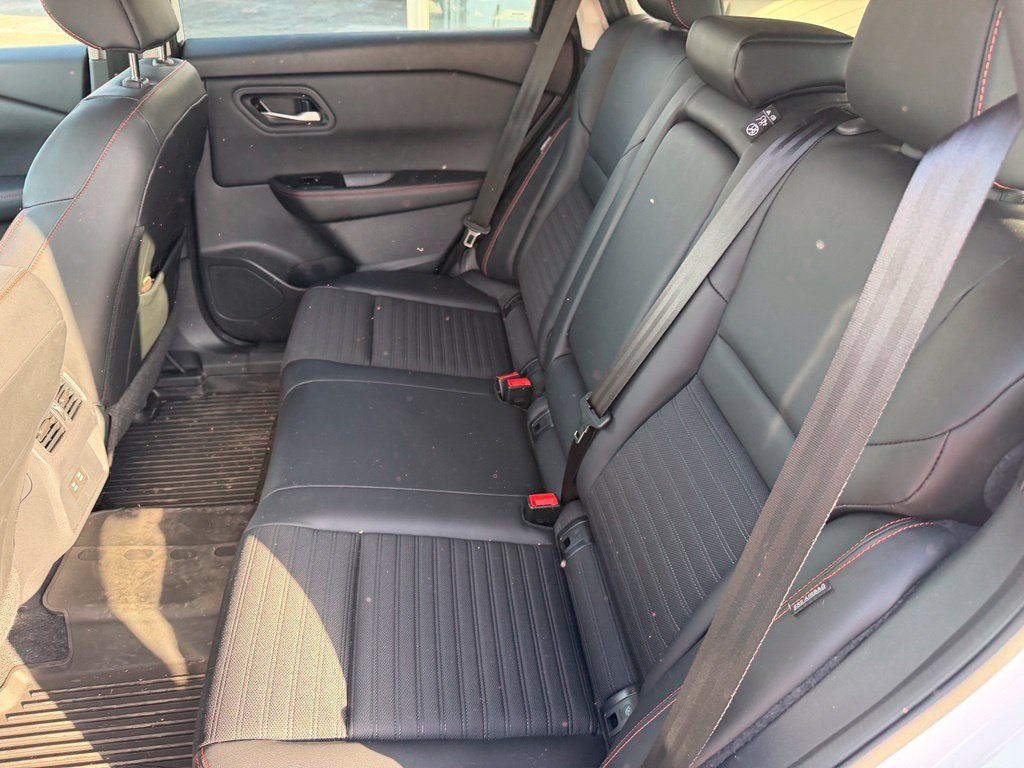 Used 2025 Nissan Rogue SV AWD/4WD image 9