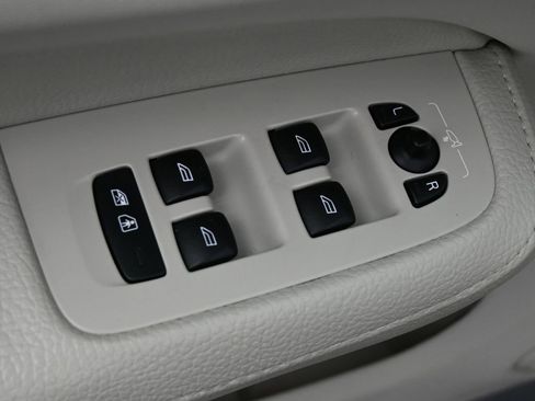 Used 2021 Volvo S60 T8 Inscription w/ Climate Package image 4