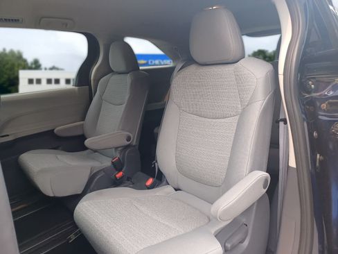 Used 2021 Toyota Sienna LE AWD/4WD image 14