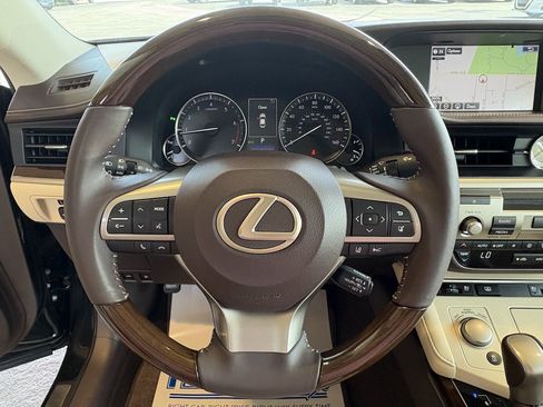 Used 2016 Lexus ES 350 w/ Luxury Package w/Wood Trim FWD image 11