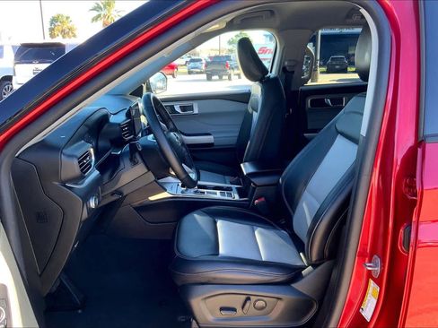 Used 2022 Ford Explorer XLT w/ Equipment Group 202A image 7