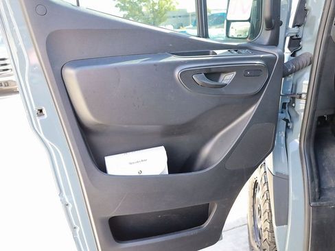 Used 2022 Mercedes-Benz Sprinter 2500 image 12