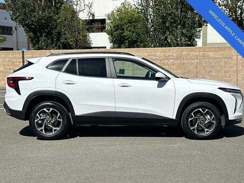 Used 2025 Chevrolet Trax LT w/ Driver Confidence Package FWD image 3