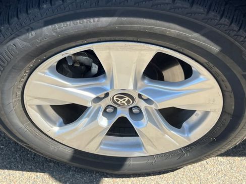 Used 2021 Toyota RAV4 LE AWD/4WD image 10