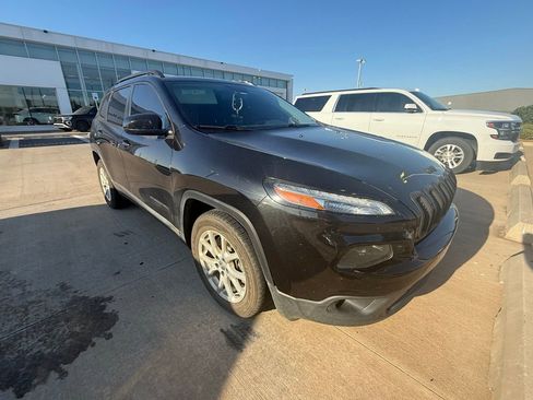 Used 2016 Jeep Cherokee Latitude FWD image 4