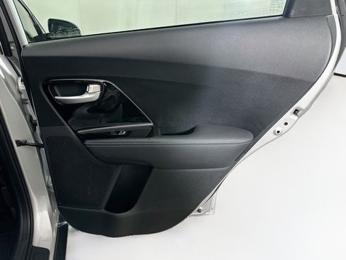 Used 2018 Kia Niro EX FWD image 28