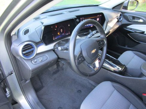 Used 2025 Chevrolet Trax LT w/ LT Convenience Package FWD image 19
