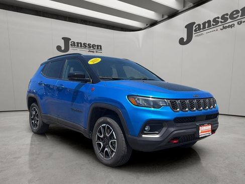 Used 2025 Jeep Compass Trailhawk AWD/4WD image 6