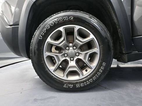 Used 2022 Jeep Cherokee Trailhawk image 16