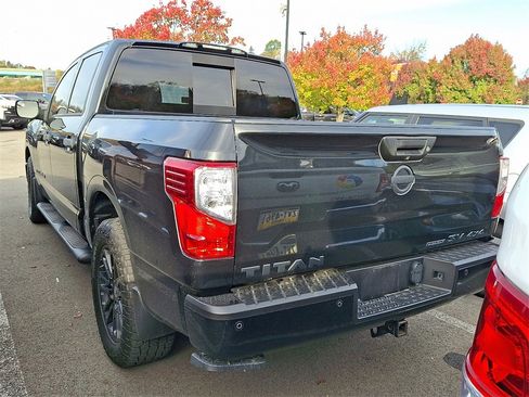 Used 2019 Nissan Titan SV w/ SV Convenience Package image 4