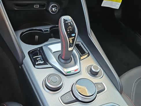 Used 2024 Alfa Romeo Giulia image 18
